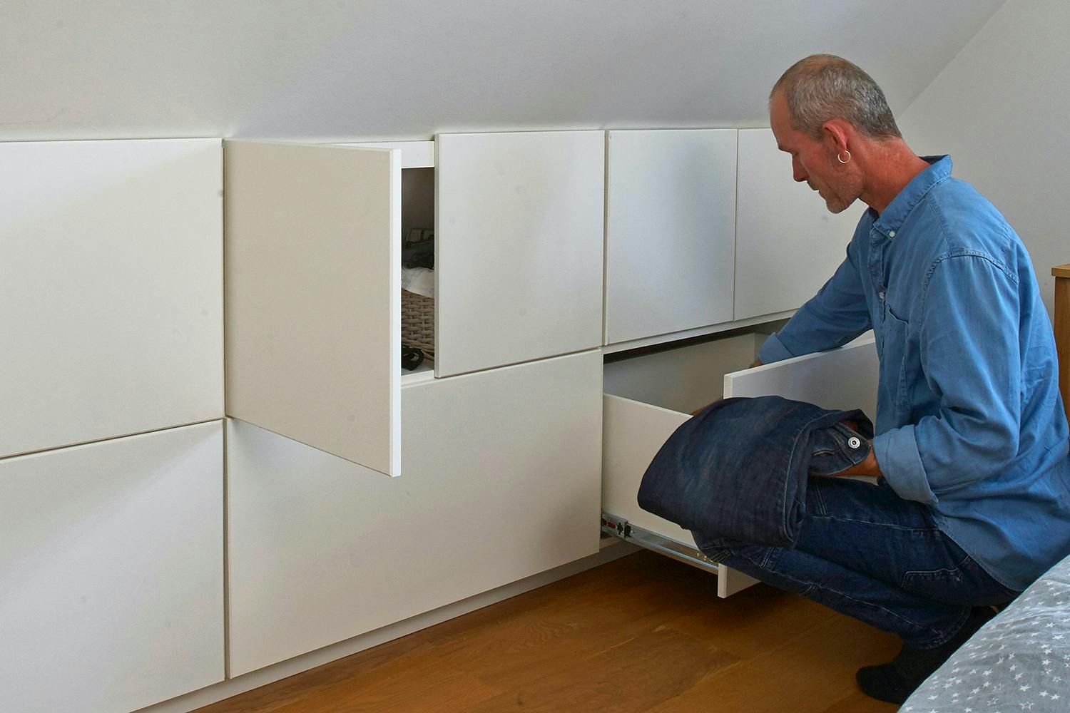 Hyödynnä yläkerran vinot tilat